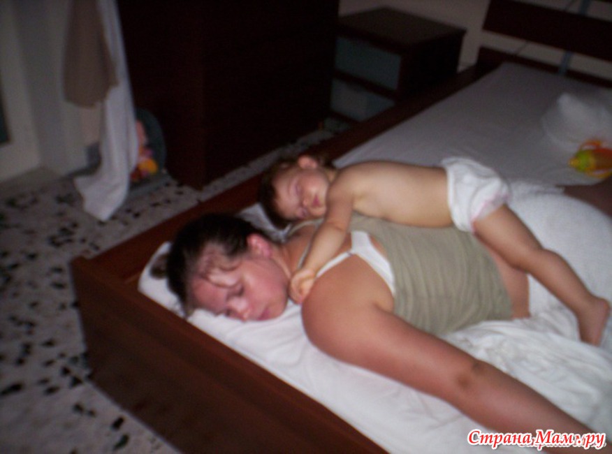 Телка трахается с братом мужа возле своей спящей мамаши