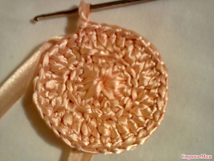 Вязание свитера крючком и вышивка цветов шёлковыми лентами